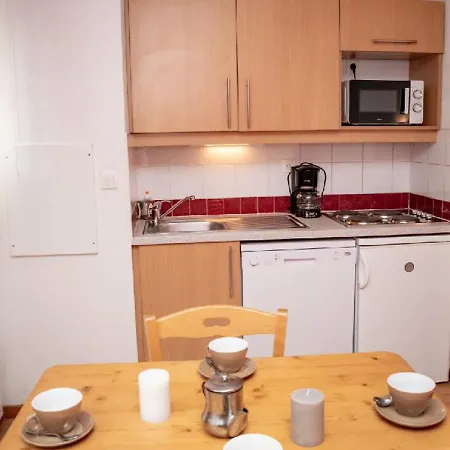 Pmr 2 Pers Avec Balcon Sud-est Et Acces Piscine, A 300m Des Pistes - Fr-1-504-341 Apartment